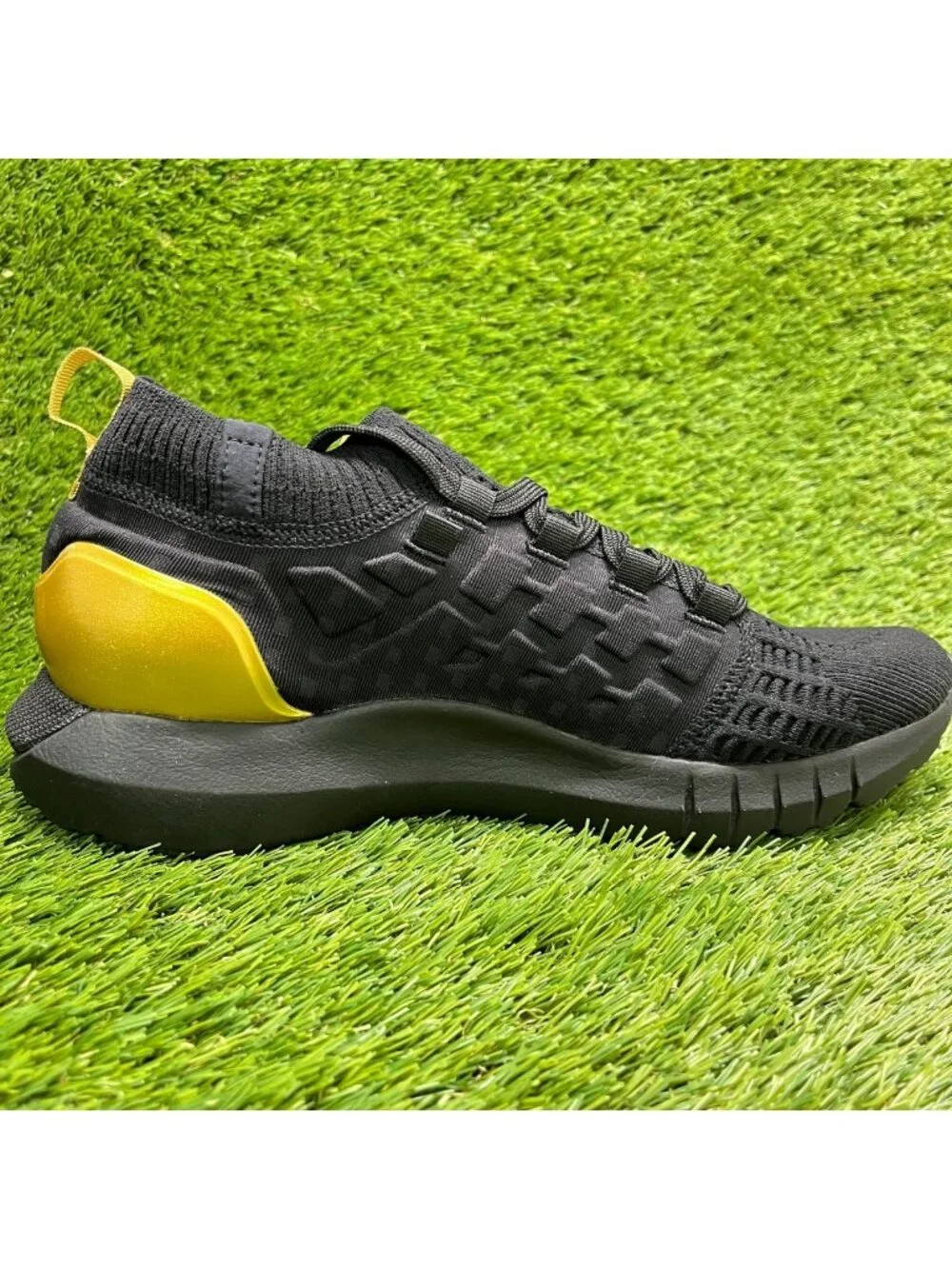 Under Armour HOVR Phantom 1 Mens Size 10 Black Gold Running Shoes Sneakers